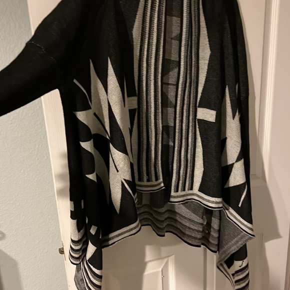 Women’s open front Aztec print asymmetrical cardigan - Picture 5 of 5